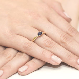 Pierścionek z białego złota z Szafirem 0,70ct i Diamentami próby 585. W-0006SZAB